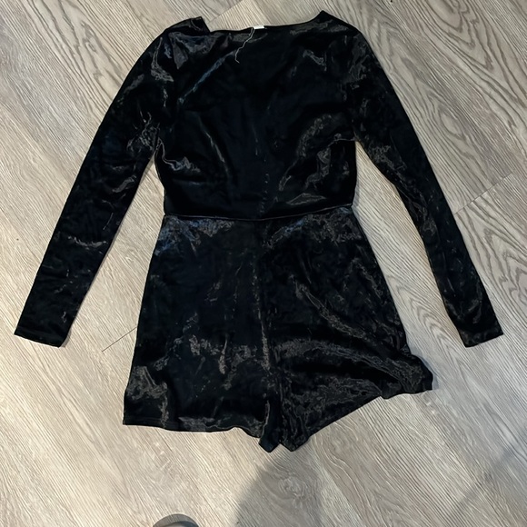 Black velvet romper - Picture 3 of 3